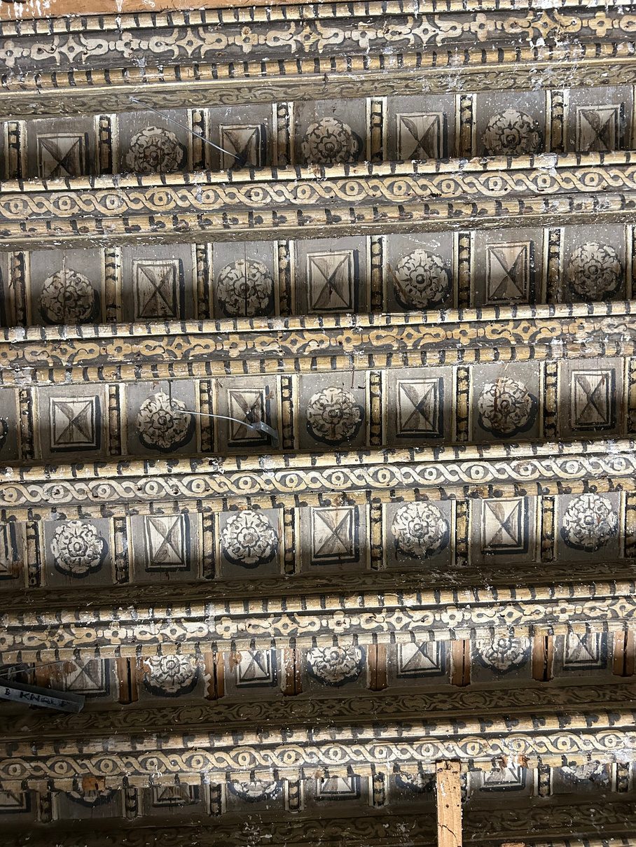 Soffitto ligneo a cassettoni con regolo di convento e motivi dipinti