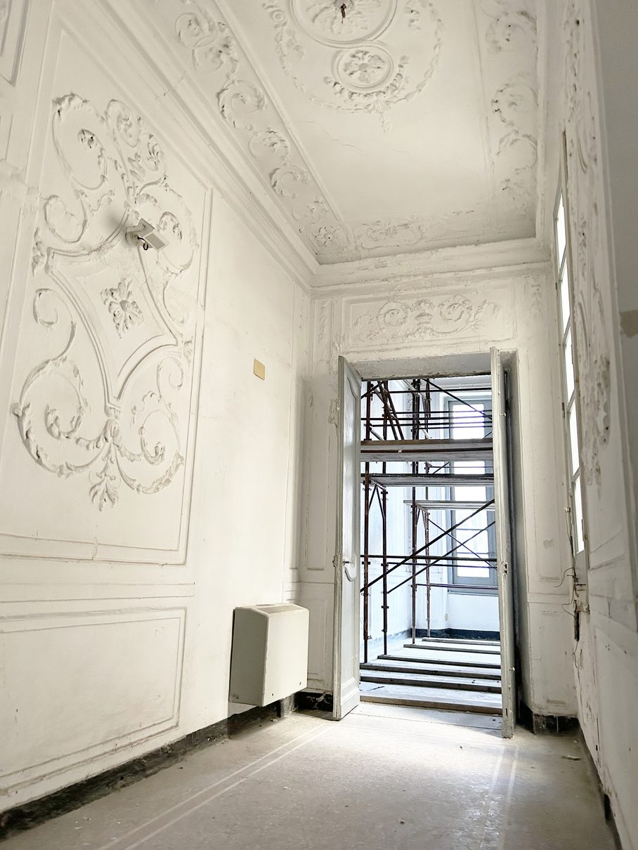 Decorazioni in stucco alle pareti di una sala, prima del restauro