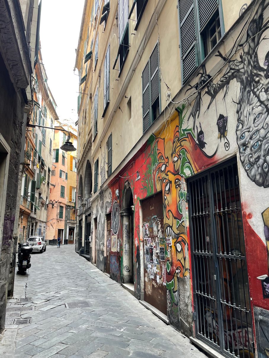 Il vicolo e la facciata del palazzo, oggi