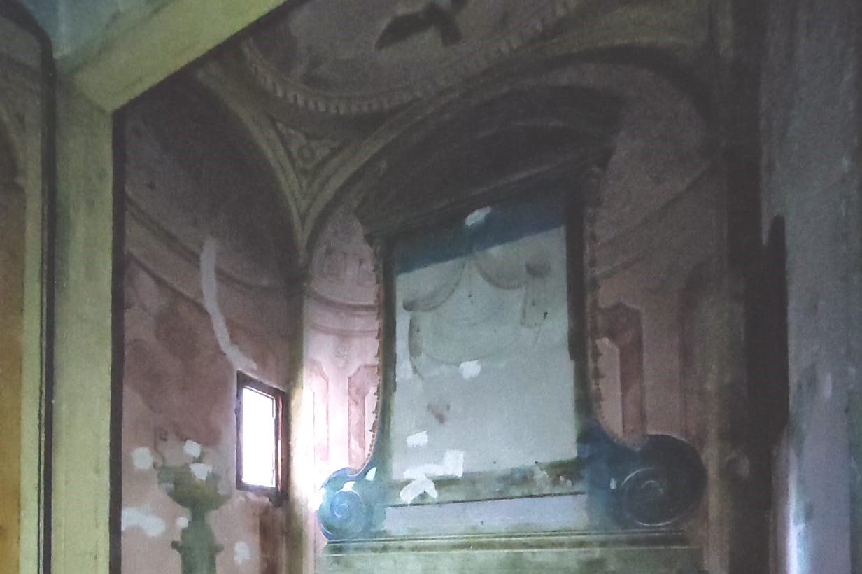 La cappellina pensile nel salone del quarto piano, con decorazioni a motivi religiosi