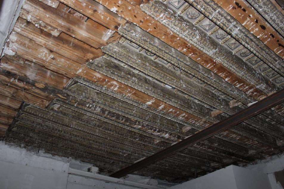 Coffered wooden ceiling with beams and panels painted in tempera