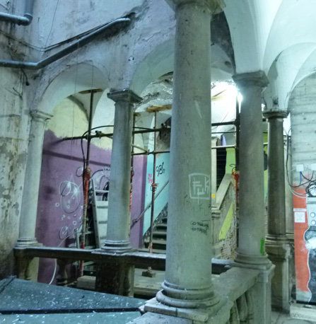 Il cavedio con le colonne di marmo e le volte