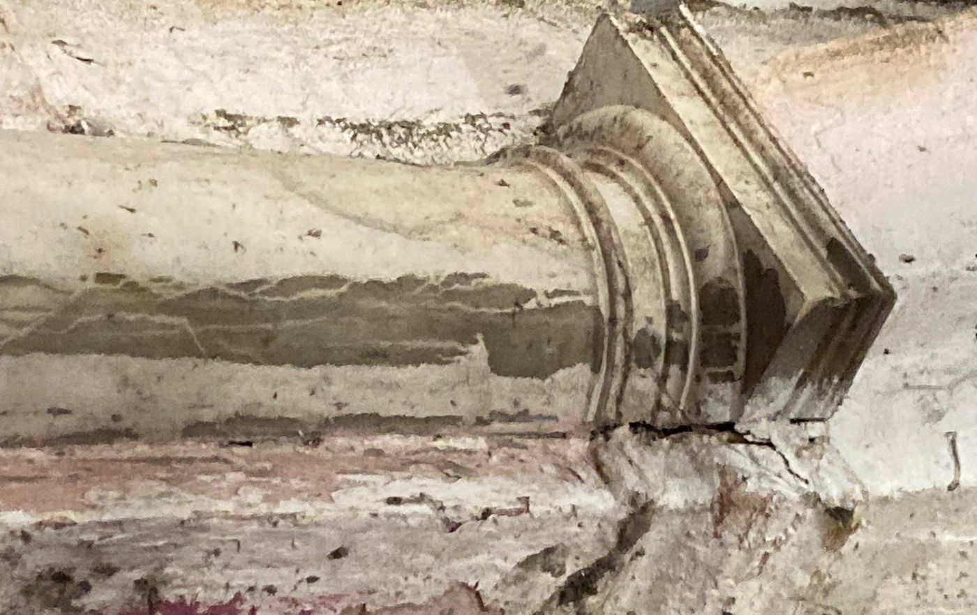 Base di colonna in marmo nel vano scala