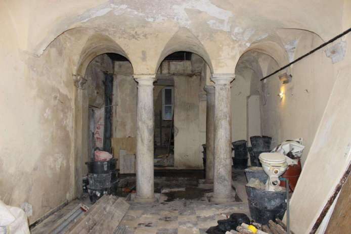 Marble columns and capitals of the light well
