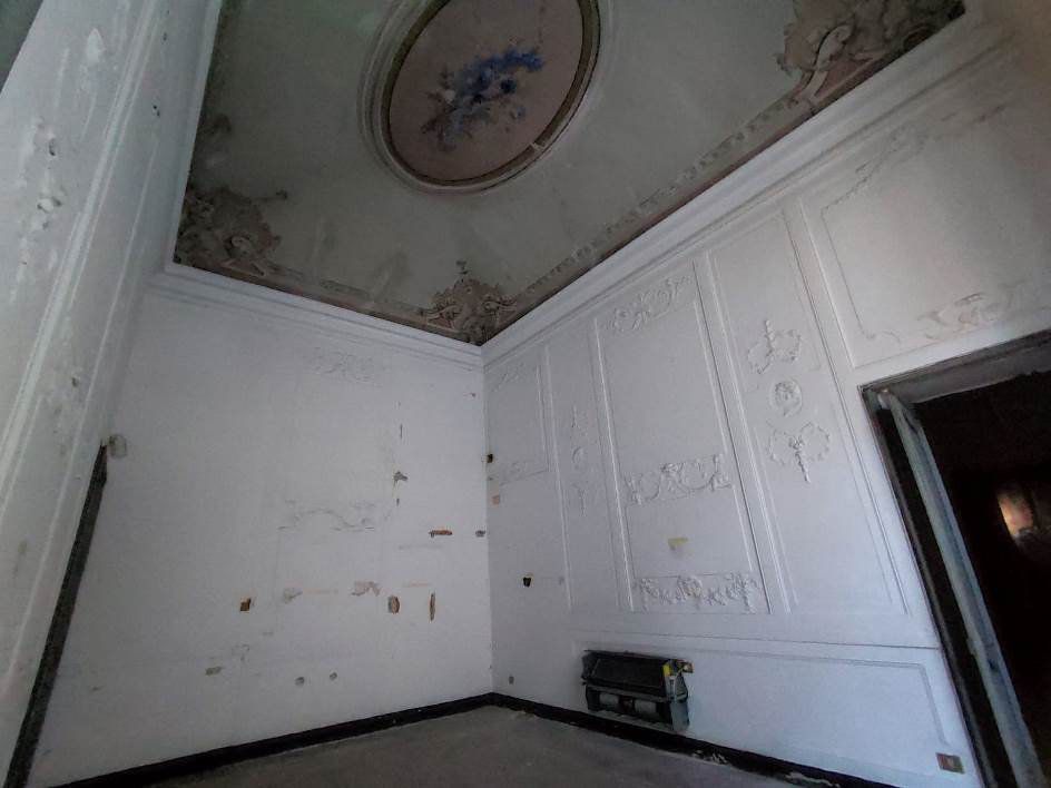 Sala del secondo piano nobile con specchiature e stucchi alle pareti