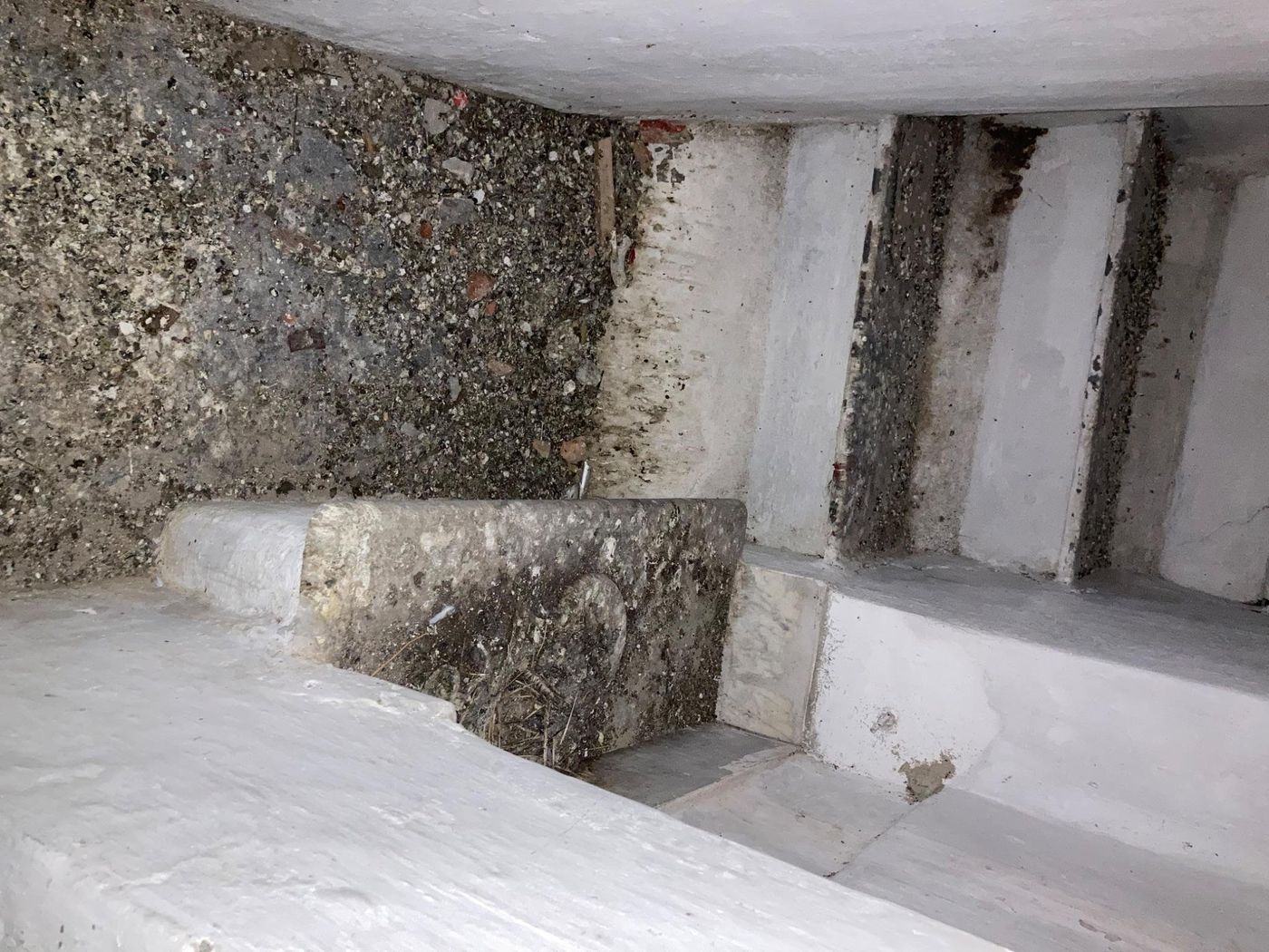 Il vano scala di una delle case medievali, con il sedile del necessario
