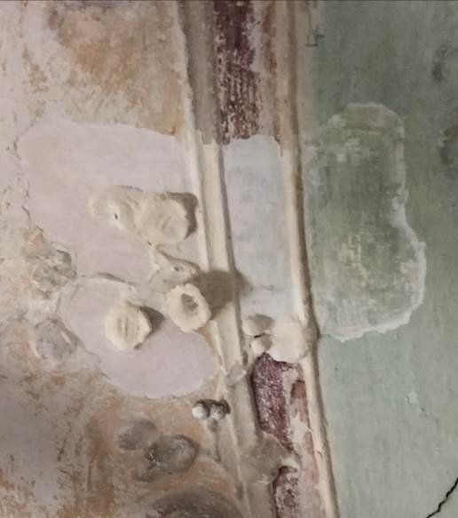 Tassello con stucchi a tralci floreali