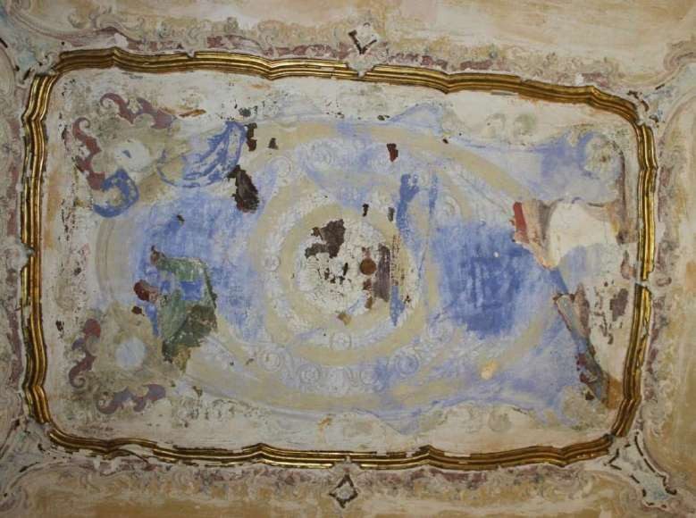 Piano nobile vault with painted central panel, gilded frame and corner stuccoes
